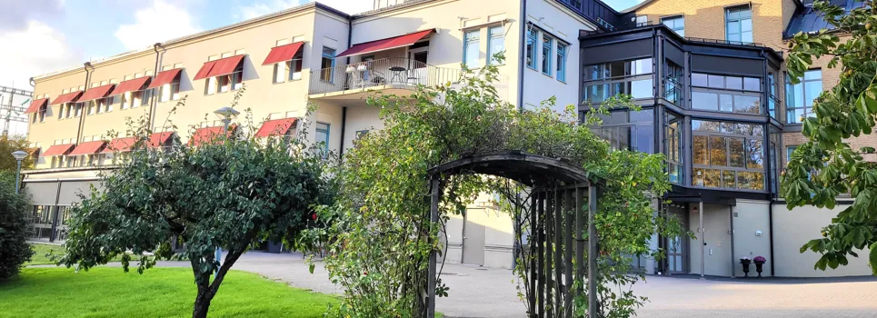 En byggnad i en trädgård