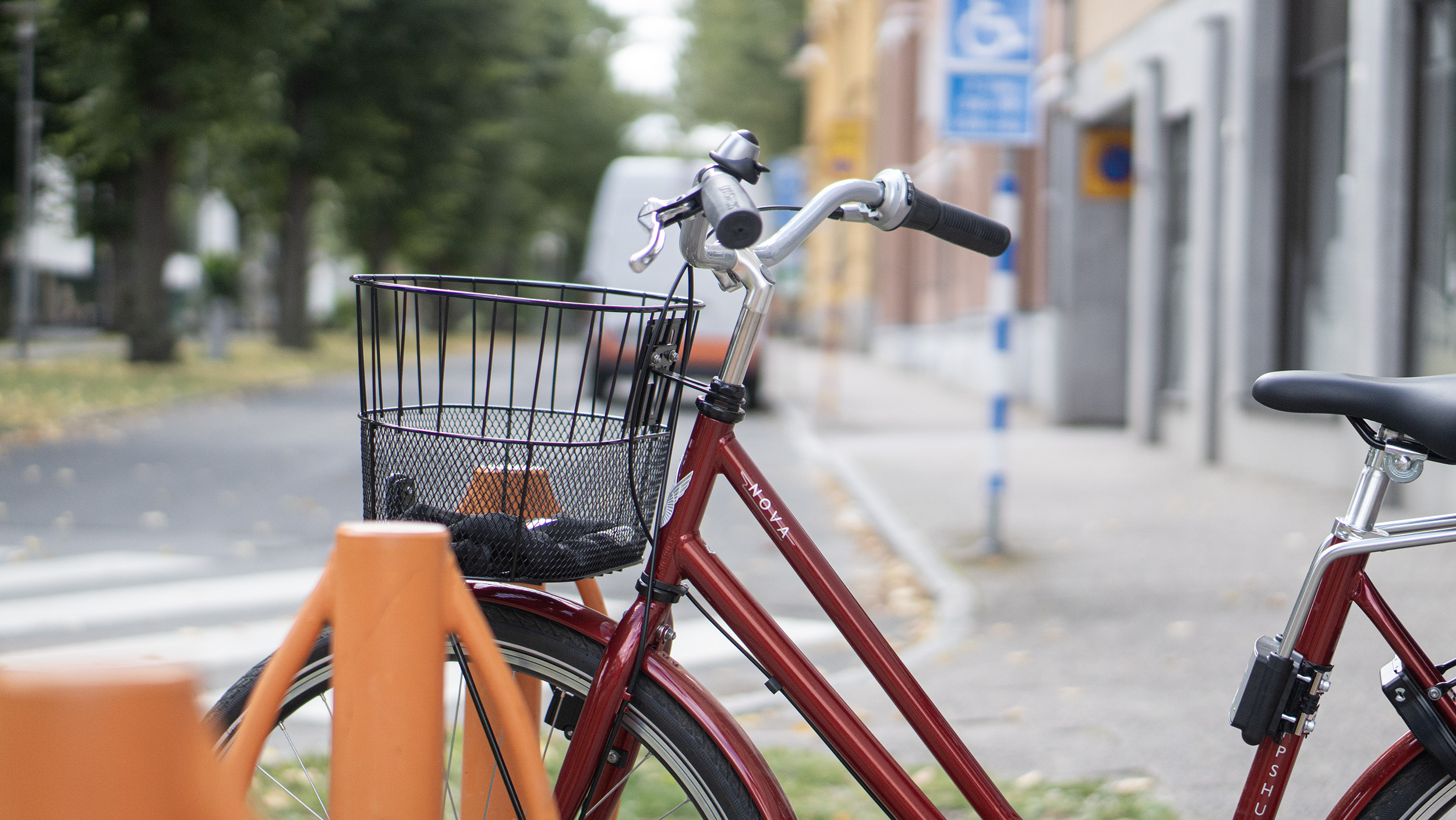 Cykel i cykelställ.